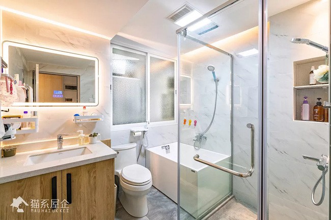 Ánh sáng được phân bố cũng giúp phòng tắm có nhiều trang thiết bị không bị rườm rà, rối mắt.