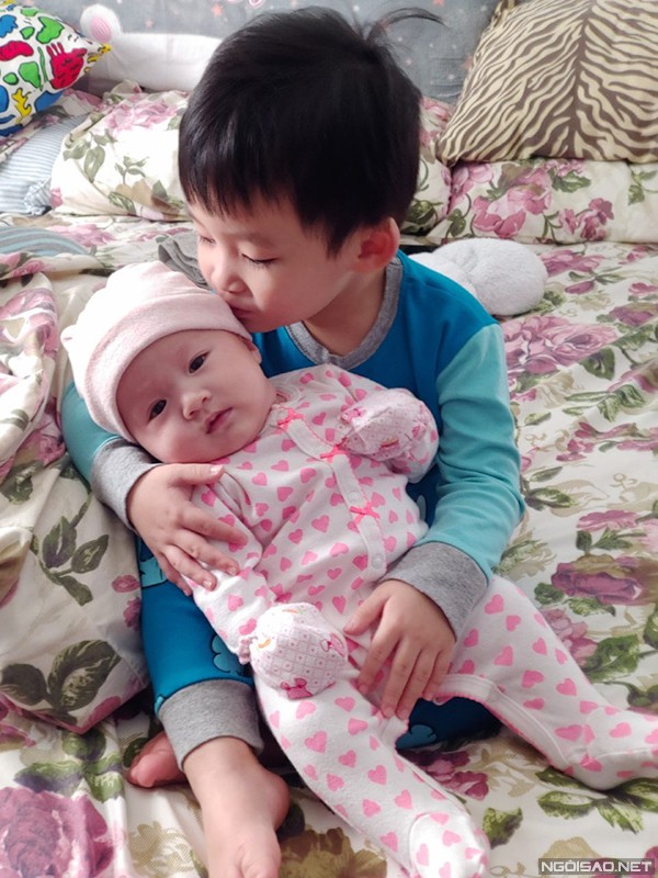 
Con trai lớn và con gái 3 tháng tuổi của Xuân Mai chụp ảnh hôm 23/1/2019.
