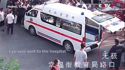 Song cho đến khi tên cướp phải chịu khuất phục, anh Lyu mới đồng ý lên xe cứu thương tới bệnh viện.