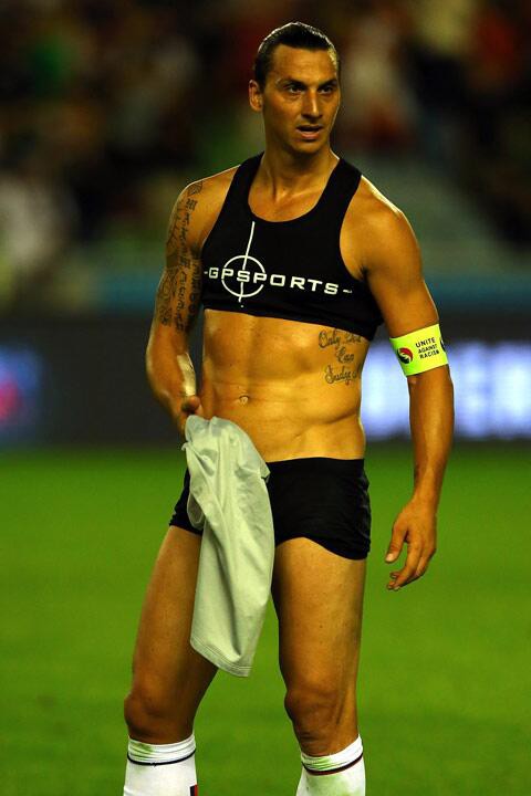 
Cầu thủ Ibrahimovic mặc áo ngực dưới trang phục thi đấu. Ảnh: Twitter.
