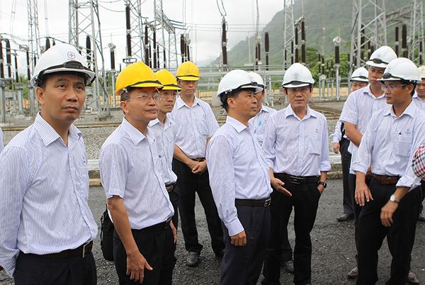 Ông Đặng Phan Tường - Chủ tịch HĐTV EVNNPT (mũ trắng, thứ 3 từ trái qua) kiểm tra vận hành trạm biến áp 500kV Thạnh Mỹ