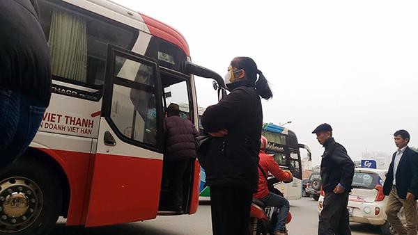 Chiếc xe khách Kumho Việt Thanh mang BKS 29LD-031.78 ngang nhiên dừng đỗ bắt khách trái quy định tại khu vực sau tấm biển cấm dừng đỗ tại cổng Trường Đại học Ngoại Ngữ.