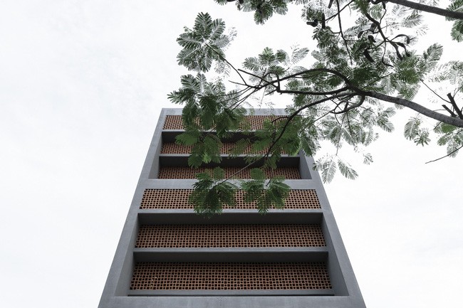 Không gian bên ngoài được thiết kế giảm ồn, giảm nắng.