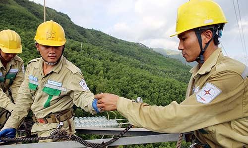 Cũng theo Chủ tịch EVNNPT, để đảm bảo cung cấp điện cho miền Nam trong giai đoạn từ nay đến năm 2020 và các năm tiếp theo trong bối cảnh các dự án nguồn điện miền Nam bị chậm tiến độ, EVNNPT đang khẩn trương triển khai các dự án đầu tư lưới truyền tải điện để giải tỏa công suất các nguồn điện phía Nam và nâng cao năng lực lưới truyền tải điện Bắc-Nam. Đó là các dự án đồng bộ Trung tâm điện lực Long Phú, Trung tâm điện lực Vĩnh Tân, Sông Hậu…