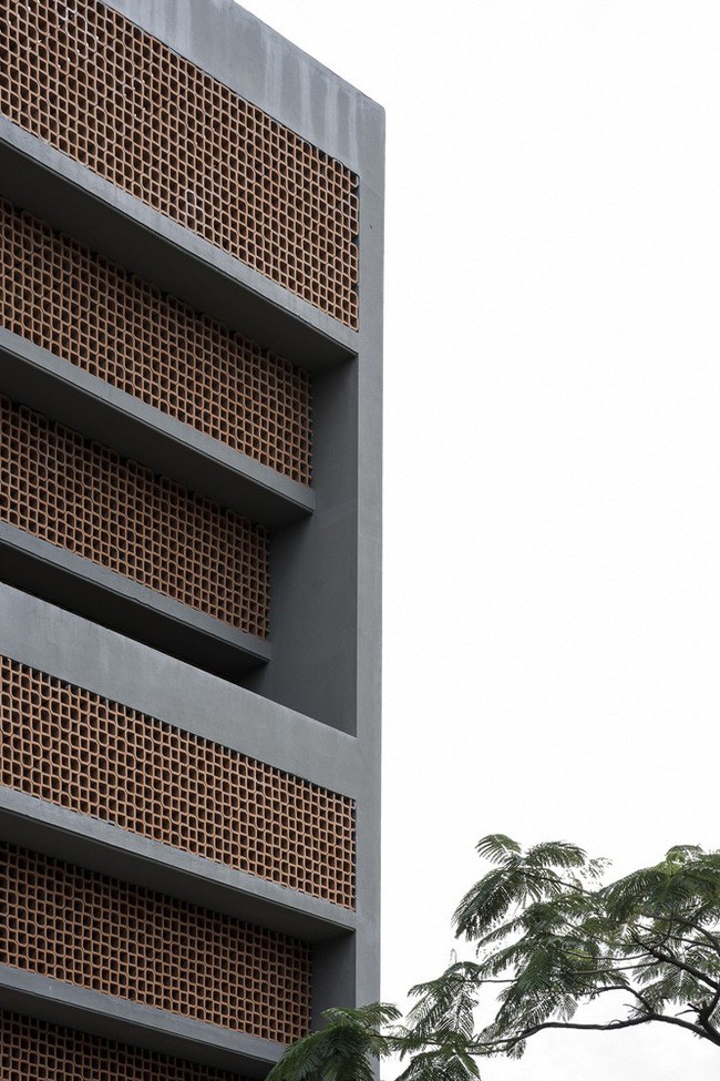 Các ô gạch thông gió để đảm bảo mọi người có cuộc sống thoải mái nhất trong nhà.