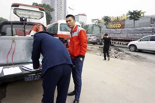 Tài xế xe khách Kumho Việt Thanh mang BKS 29LD-030.44 vi phạm việc đón khách sai quy định tỏ ra bình thản khi bị TTGT kiểm tra.