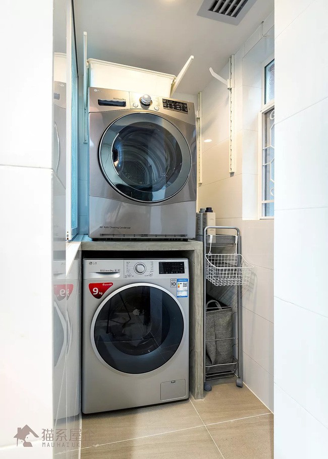 Ban công được chia nhỏ ra thành nơi để máy giặt và phơi quần áo.