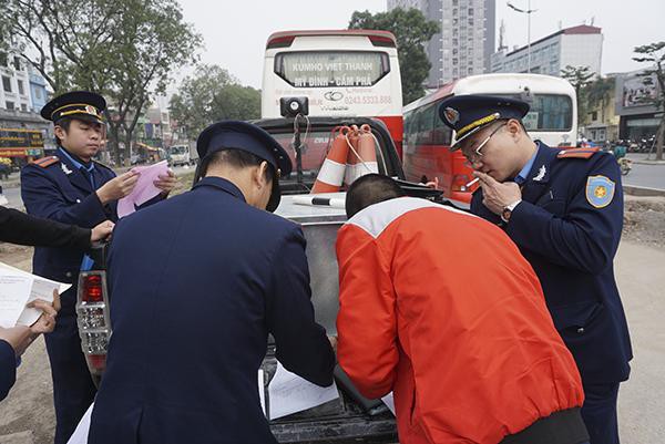 Chiếc xe khách mang BKS 29LD-030.44 của hãng Kumho Việt Thanh đón khách không đúng nơi quy định đã bị Tổ thanh tra giao thông lập biên bản xử phạt, đồng thời tạm giữ giấy phép lái xe 2 tháng đối với lái xe Bùi Trọng sơn.