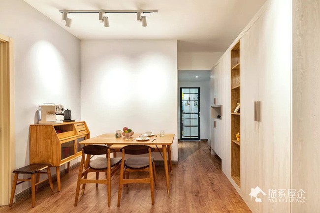 Một nửa diện tích phòng khách được làm thành bàn ăn và kệ pha cà phê cho gia đình.