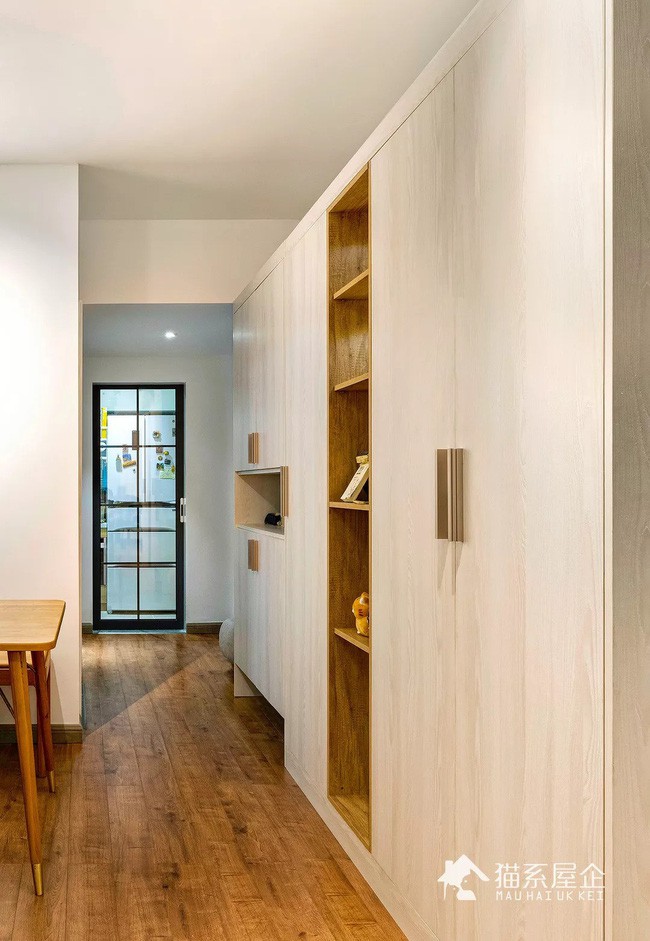 Thiết kế tủ cỡ lớn để lưu trữ được nhiều đồ đạc hơn. Nó chạy dài với diện tích của căn nhà nên không tốn diện tích mà còn khá rộng rãi.