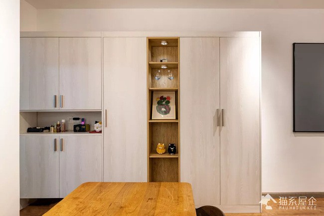 Một vài đồ dùng trang trí được sử dụng như con mèo thần tài, tranh vẽ cá nhân,... đặt ở các kệ giữa tủ.