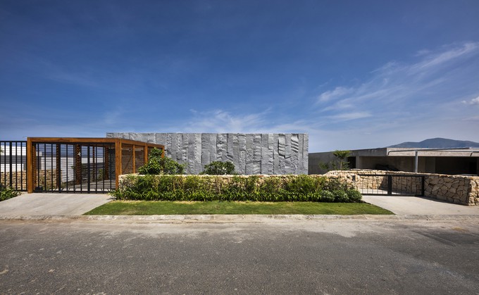 Mặt tiền nhà là bức tường bằng đá được chạm khắc thô sơ, như một sự nối tiếp với không gian đồi núi xung quanh. Bức tường đá đảm bảo được sự riêng tư của công trình nhưng hoàn toàn không ngăn cản tầm nhìn từ ngôi nhà hướng ra biển.
