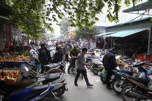 Chợ đồ cũ nằm phía sau làng Vạn Phúc (quận Hà Đông - Hà nội), họp vào các ngày 5, 10, 15, 20, 25, 30 Âm lịch hàng tháng. Nay chợ có tên chính thức là Trung tâm giao lưu đồ cũ, đồ cổ xưa và nay.