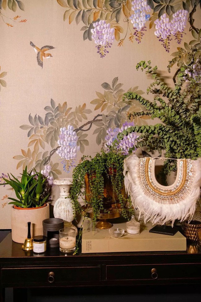 Góc nhỏ xinh xắn với vật dụng trang trí và giấy dán tường.