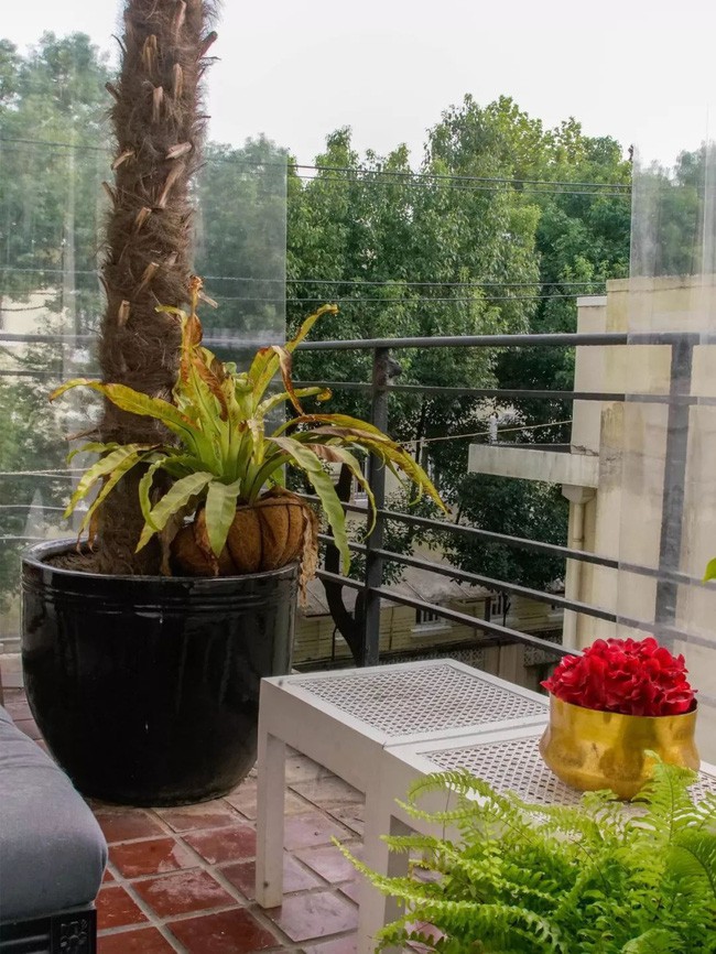 Một ban công nhỏ được đặt thêm ghế nệm và cây xanh, là nơi để anh ngắm nhìn không gian xung quanh, chầm chậm thưởng trà, đọc sách ở ban công khi rảnh rỗi.