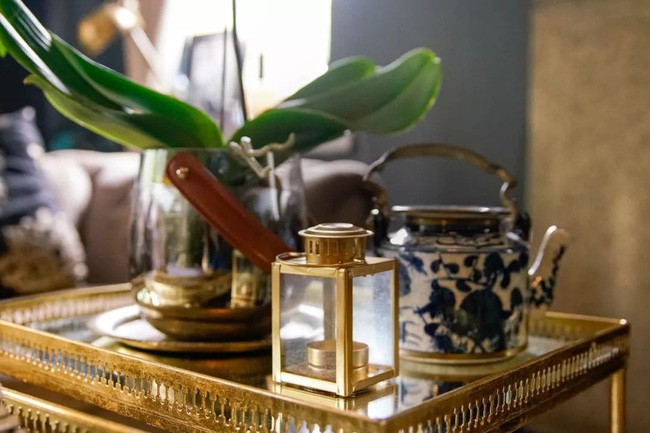 Bức tường phòng khách được chọn màu xanh xám, phòng ngủ lại có màu hơi đỏ và sử dụng nhiều nội thất màu vàng, đồng. Thêm vào đó là những chi tiết trang trí tự nhiên ừ cây xanh trong nhà. Màu sắc luôn là điểm kết nối ấn tượng, tạo sự đối lập, tương phản giúp không gian thêm cá tính và trở nên đặc biệt hơn.