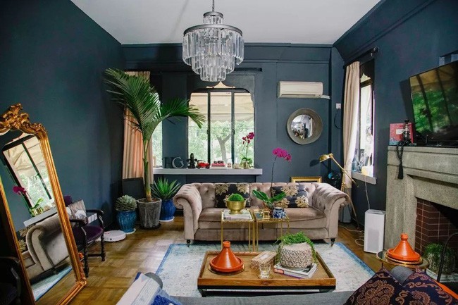 Anh trồng khá nhiều cây và hoa trong nhà, giúp không gian có mùi thơm dịu nhẹ.