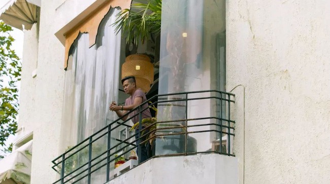 Từ ban công, anh Heikal có thể ngắm nhìn vẻ đẹp của phố xá và nhịp sống thường nhật của người dân quanh vùng.