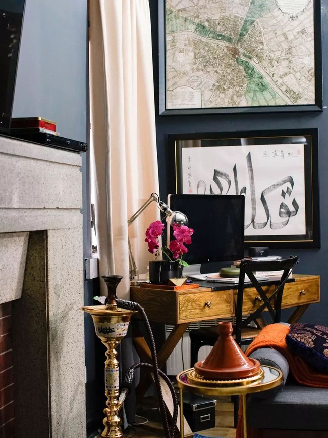 Bắt đầu việc sửa chữa, anh muốn giữ nguyên sàn gỗ cũ và đá lát lò sưởi granite.