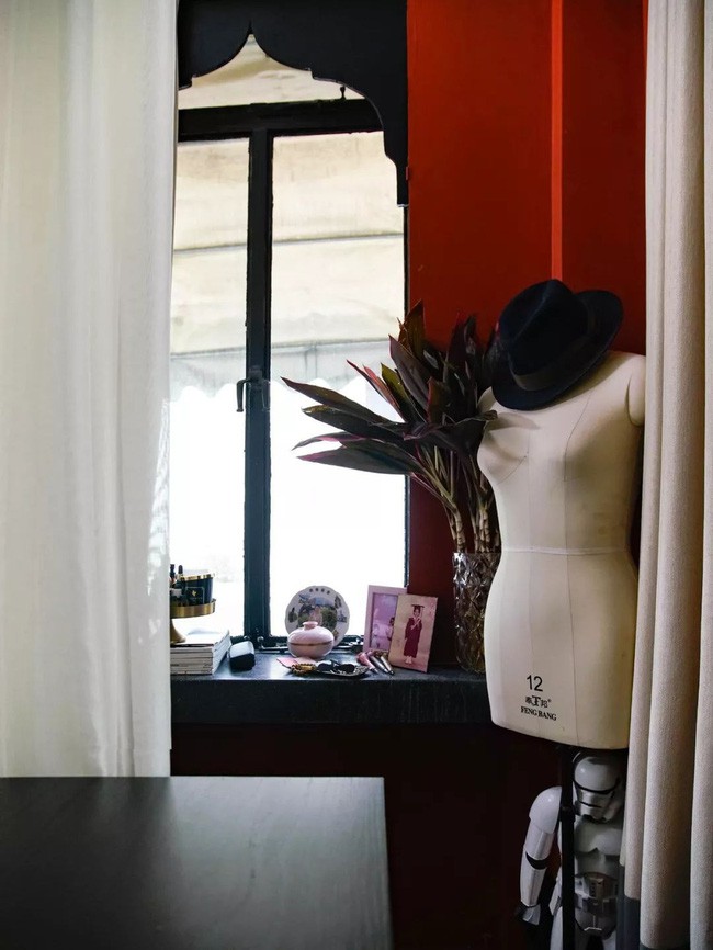 Ngoài ra, anh mua thêm khá nhiều đồ nội thất theo phong cách Á Đông để làm mới không gian sống của mình.