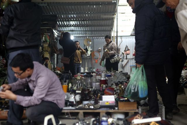 Trước đây chợ vốn là chợ cây cảnh của Hà Đông, cách đây khoảng 3 năm xuất hiện vài gian đồ cũ, dần dần các cửa hàng nhiều lên và hình thành nhộn nhịp như ngày nay.