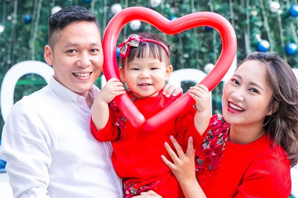 
Khánh Linh chụp hình cùng chồng và con gái.
