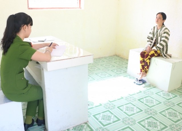 
Hồng tại cơ quan điều tra. Ảnh: Công an Trà Vinh. 

