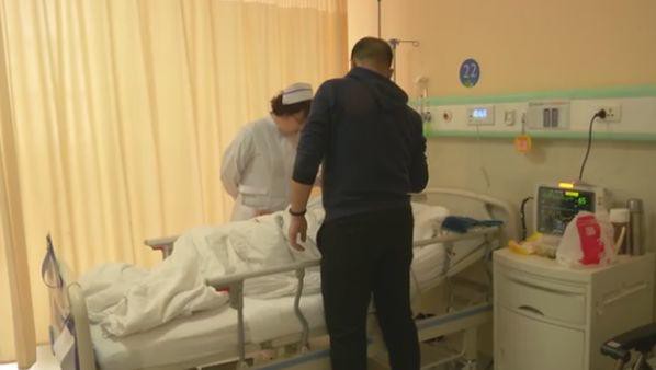 
Ông Vương bị tê liệt chân tay phải nhập viện.
