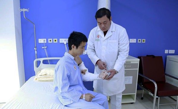 
TS. Nguyễn Việt Nam thăm khám bệnh nhân sau phẫu thuật. Ảnh: Đào Thúy
