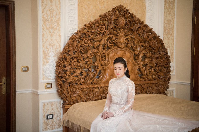 Phòng ngủ của cô con gái nổi bật với chiếc giường gỗ, được chạm khắc rất cầu kỳ.