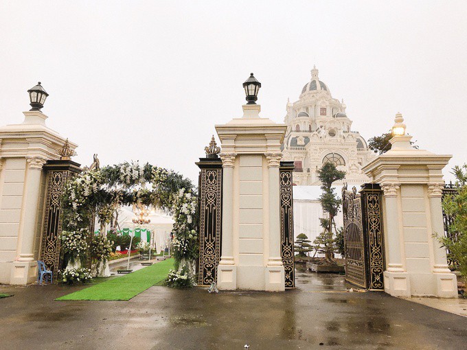 Ngôi nhà trông như một tòa lâu đài bề thế, từng gây sốt trong đám cưới của cô con gái thứ hai hồi giữa tháng một vừa qua... Con gái đi lấy chồng, con trai út đi du học, nhưng chủ nhà vẫn muốn nhà rộng để có chỗ cho con cháu về chơi thật thoải mái.