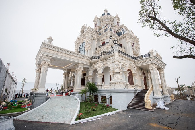 Sở hữu gia thế hoành tráng cùng khối tài sản lớn, nhưng cuộc sống của vợ chồng vị đại gia vẫn như những gia đình khác. Khi có thời gian rỗi, họ thích tụ họp, nói chuyện cùng nhau, vì thế cả nhà đều muốn có một không gian thật rộng rãi. Phía bên ngoài được trồng nhiều hoa, cây cảnh. Mọi hoạt động của gia đình như cưới xin, tụ họp đều diễn ra tại đây.