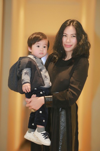 
Vợ Tùng Dương và con trai anh.
