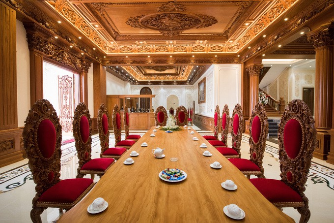 Một quầy đồ uống nho nhỏ được sắp xếp dưới tầng một, tùy khách lựa chọn thức uống theo sở thích.