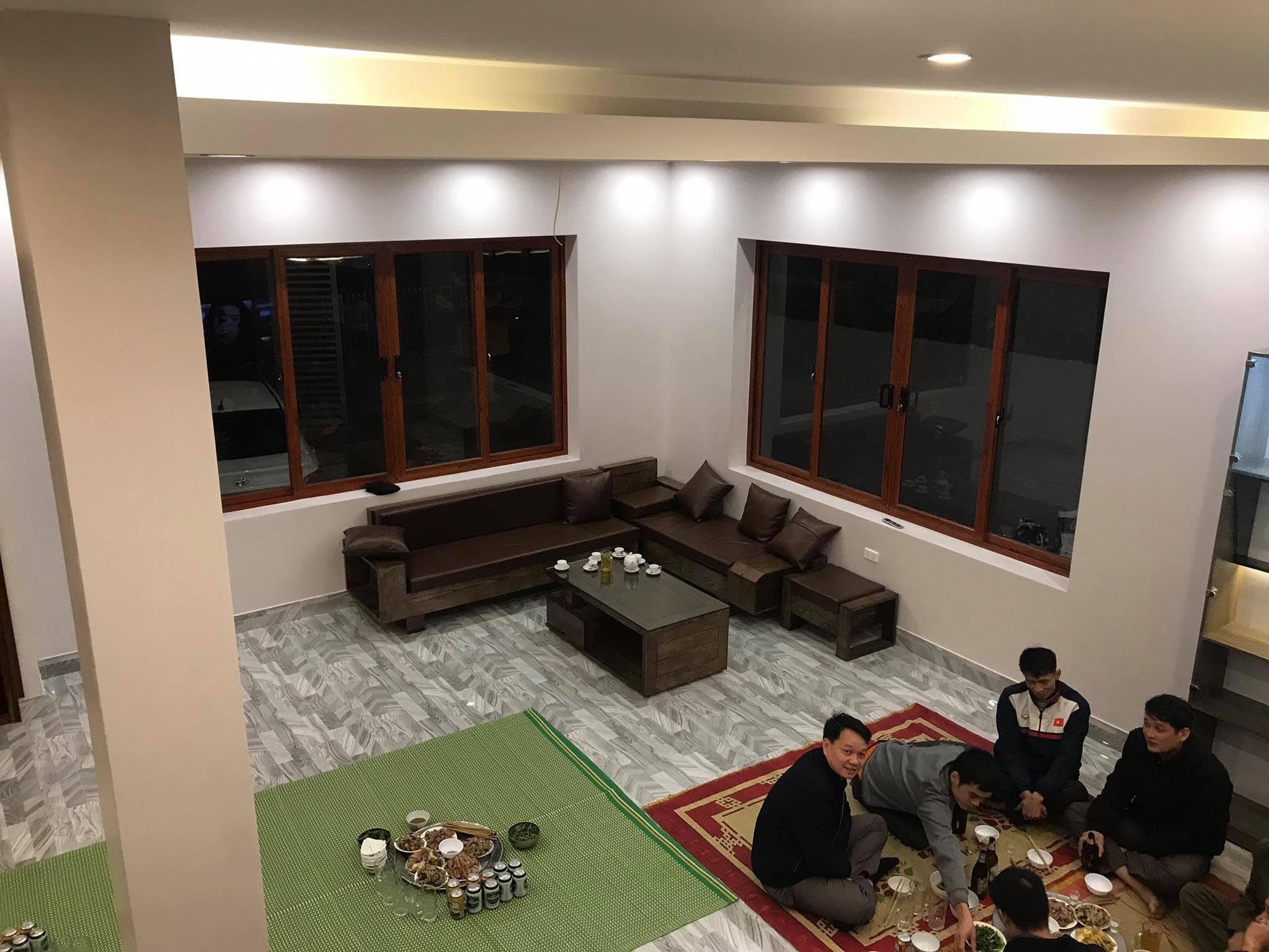 Phòng khách rộng thênh thang với bộ sofa bằng gỗ