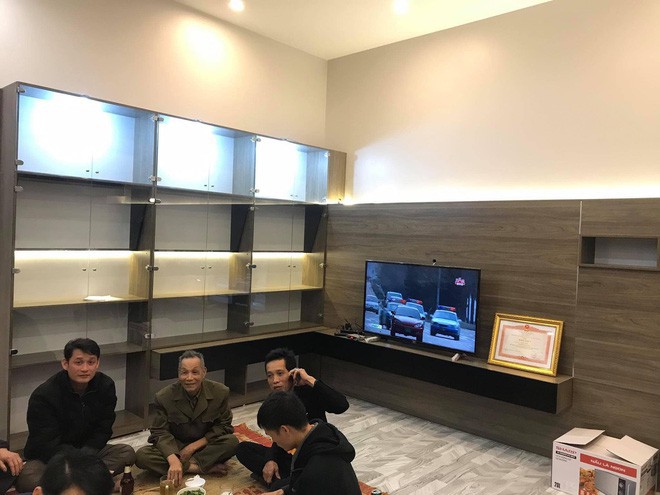 Nội thất gỗ được ốp quanh căn phòng tạo nên một sự ấm cúng.