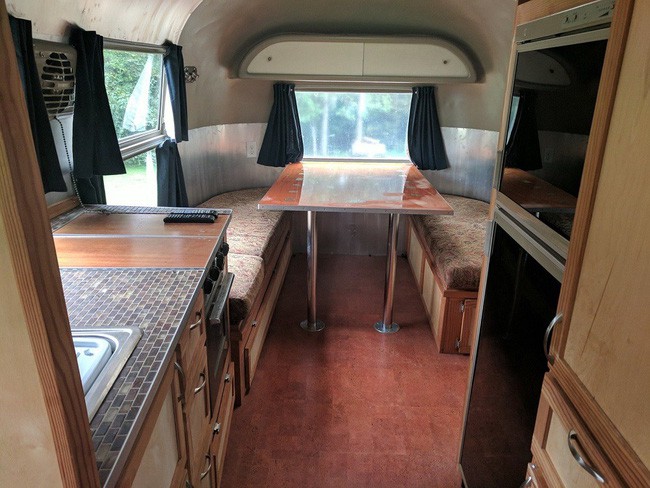 Chiếc xe là một thiết kế của Airstream vào năm 1962, dài 25 mét và có đầy đủ nội thất bên trong.