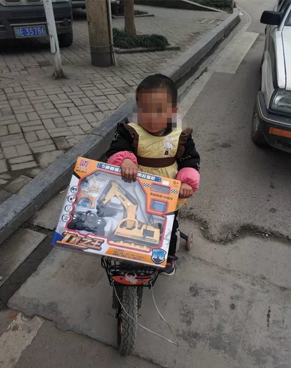 Qu&aacute;i xế 3 tuổi một m&igrave;nh ra đường lớn v&agrave; mang về một hộp đồ chơi khiến bố mẹ sợ to&aacute;t mồ h&ocirc;i.