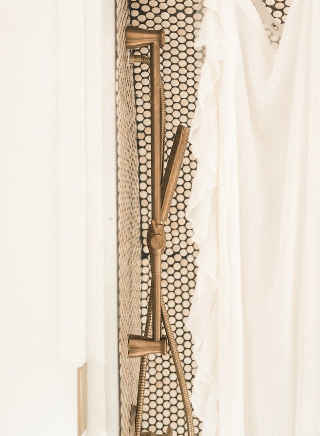 Vòi hoa sen trong nhà tắm có thể được điều chỉnh bằng tay có chất liệu từ đồng sang trọng và quyến rũ.