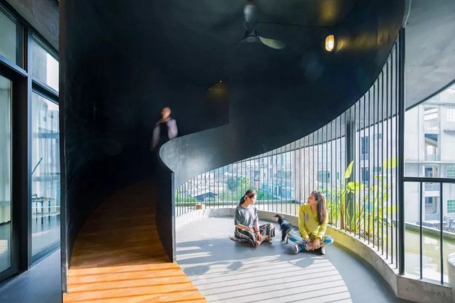 Nơi trò chuyện ở ban công đầy nắng.