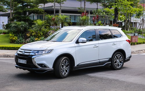 
Mitsubishi Outlander bản lắp ráp trong nước trên đường phố Hà Nội. Ảnh: Minh Vũ.
