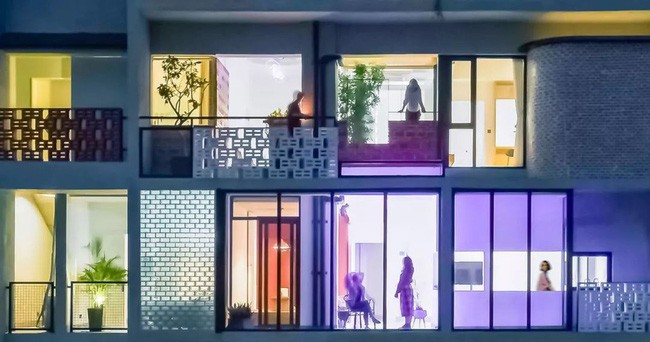 Mặt tiền ngôi nhà khi nhìn vào buổi tối.