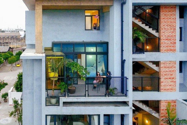 Mỗi không gian đều có sự riêng tư nhờ cầu thang xây hai bên sườn nhà.