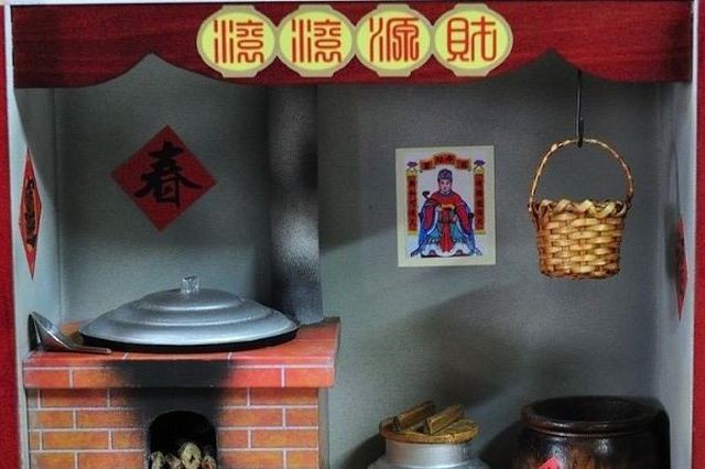 Gian bếp xưa của người Trung Quốc thường dán tranh Táo Quân.