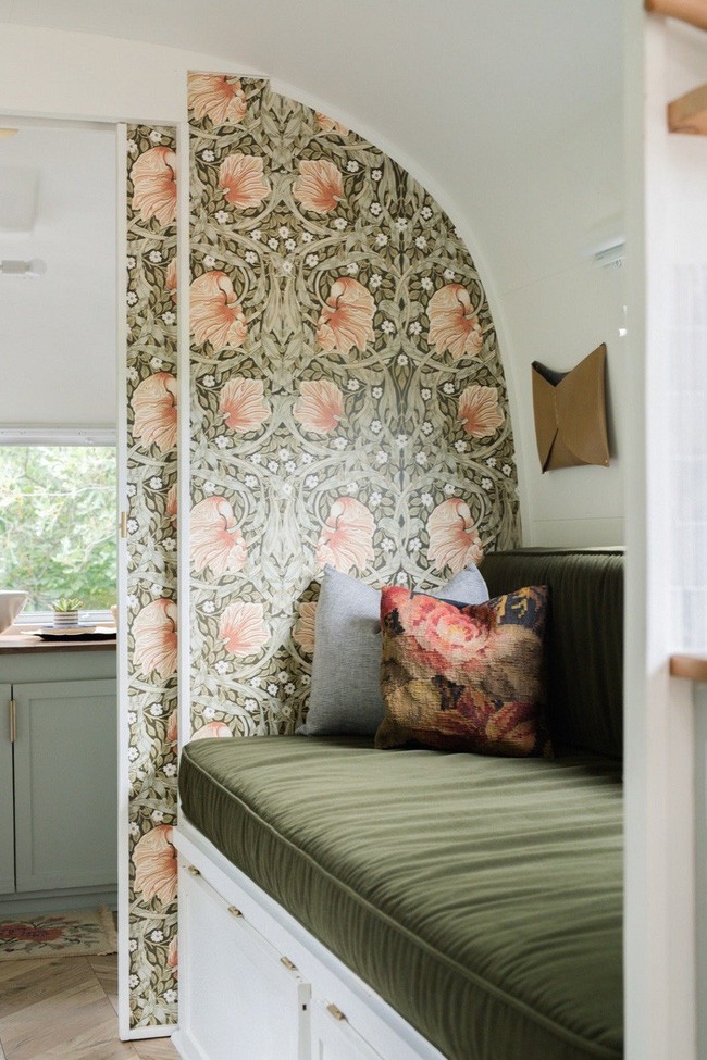 Có hai nơi để ngủ trong xe, một là bàn, hai là chiếc ghế sofa. Bonnie cho biết: Tôi lắp một cái gờ nhỏ ngay bên dưới tấm đệm và một mảnh gỗ cắt để phù hợp với kích thước ban đầu của xe. Vào ban đêm, chúng tôi chỉ cần trượt nó ra để tạo thành một chiếc giường hoàn chỉnh.