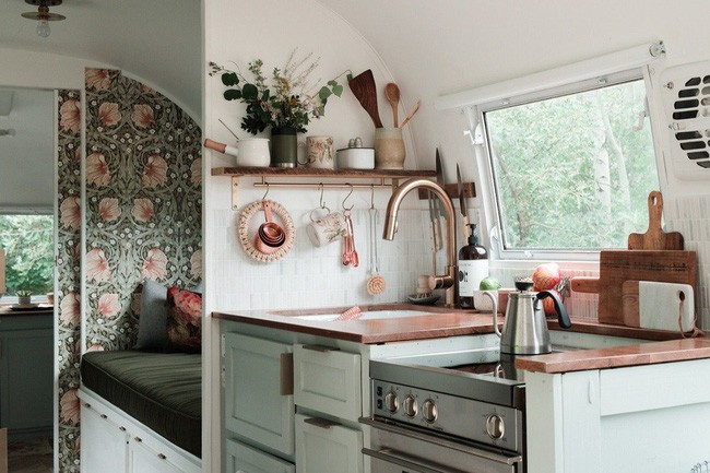 Cải tạo lại tủ bếp là thử thách lớn nhất của Bonnie. Ban đầu tôi đã tô màu hạt dẻ cho tủ bếp, nhưng kế hoạch bị đổ bể vì không hợp cho lắm, tôi quyết định sử dụng màu quả óc chó để thay thế.