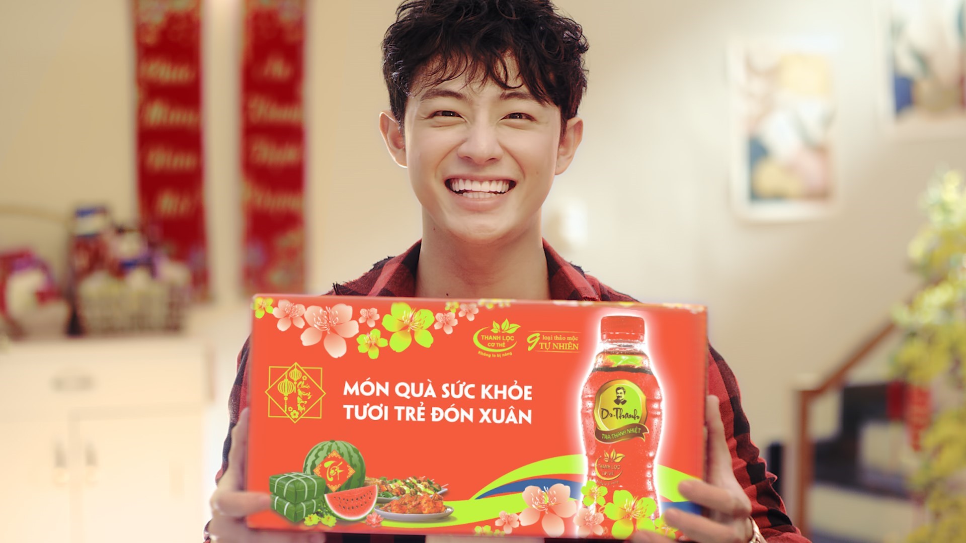 “Món quà sức khỏe” mà Trà Thanh nhiệt Dr Thanh gửi đến thế hệ Z đang thu hút lượng xem nhiều nhất trong các clip quảng cáo Tết.