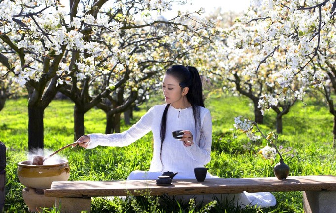 Nghệ sĩ 61 tuổi thường múa, thưởng trà, vẽ tranh trong khu nhà của mình.