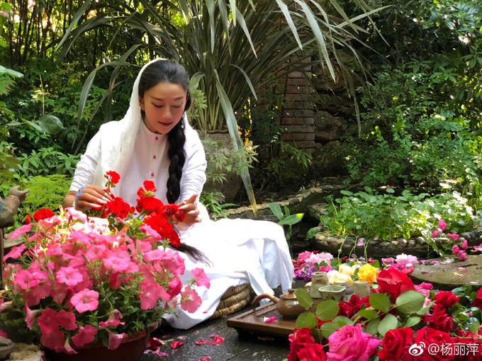 Khu vườn luôn ngập sắc hoa. Cô thường hái thả xuống kênh, cắm trong nhà.