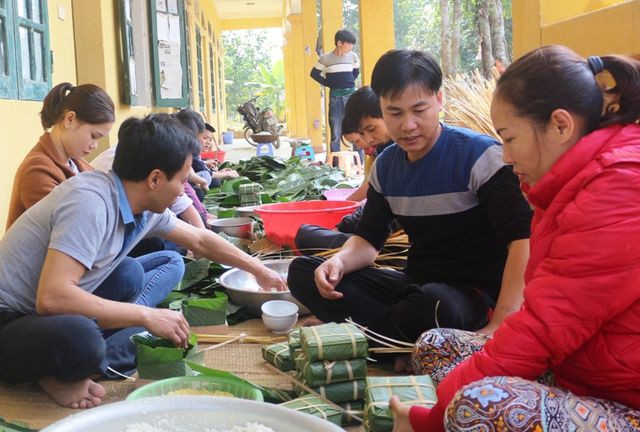Các thầy cô giáo Trường THCS Thanh Phong (xã Thanh Phong, huyện Như Xuân, Thanh Hóa) trích một phần tiền lương để mua quà và gói bánh chưng tặng cho các em học sinh có hoàn cảnh khó khăn.